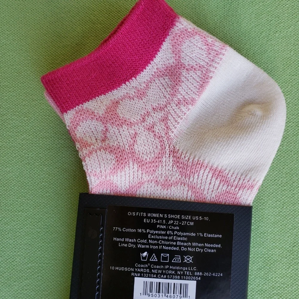 COACH SIGNATURE ANKLE LENGTH SOCKS (PAIR):NWT PINK/CHALK C9136